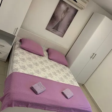 Agneza Apartment *